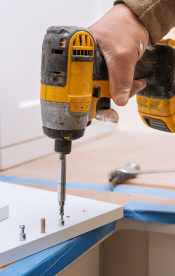 Hinge drawers assembly on assembling pack furniture